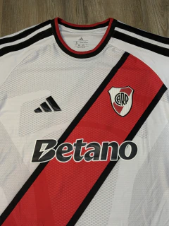 CAMISETA TITULAR DE RIVER 2026/27 TERMOSELLADA OTAMENDI #30 en internet