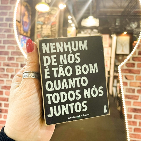 Placa decorativa para você pendurar no seu cantinho favorito.

Medidas: 8 x 10 cm

Pode ser pendurada ou colocada sobre a mesa.

Material: Madeira