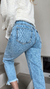 Jeans Mom Fit Deflecado en internet
