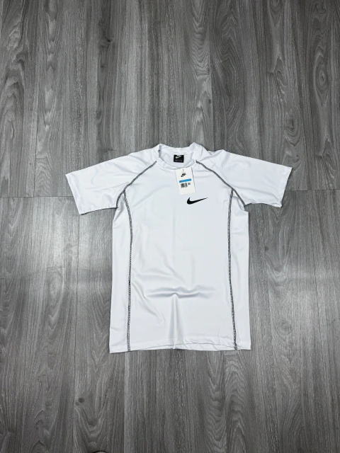 CAMISA DRY FIT COMPRESSÃO UV NIKE MINI SWOOSH WHITE - comprar online