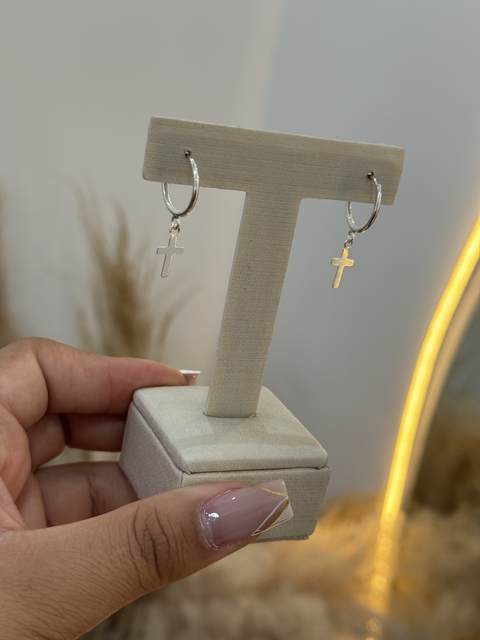 Argola pingente cruz