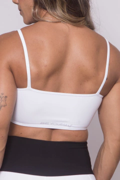 Top Vanessa Branco com detalhe Preto na internet