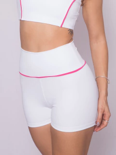 Short Vanessa Branco com detalhe pink na internet