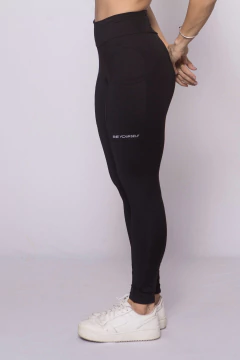 Legging Manu preta com bolso na internet