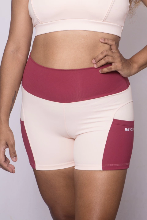 Short Carol Rosa suave com detalhe Cereja
