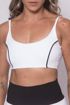 Top Vanessa Branco com detalhe Preto