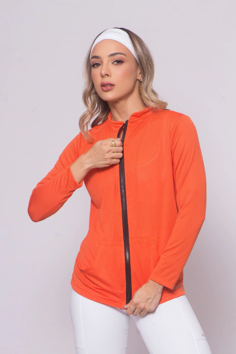 Casaco manga longa laranja com bolso