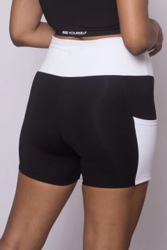 Short Carol Preto com detalhe branco na internet