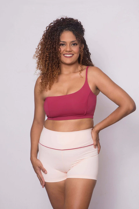 Short Vanessa Rosa suave com detalhe cereja