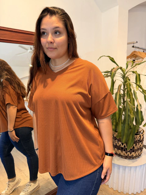 REMERA MORLEY ESCOTE EN V MANGAS CORTAS CON TAJOS AL COSTADO TALLE UNICO