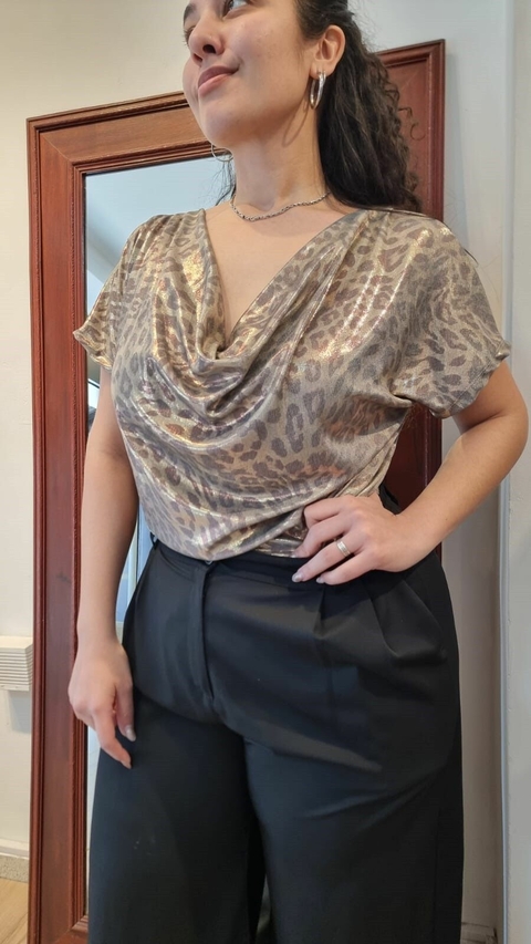 REMERA EN TELA FOIL CUELLO BUCHE/DRAPEADO TALLE UNICO