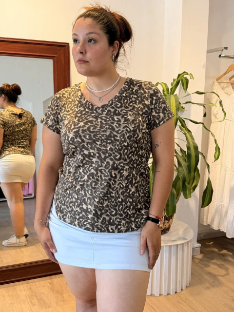 REMERA MORLEY TIZI CUELLO V MANGAS CORTAS CON TAJO EN AMBOS COSTADOS. TALLE 2-4-6-8