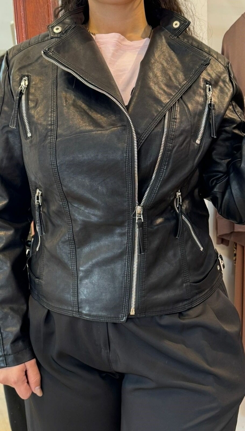 CAMPERA DE ECOCUERO DETALLES DE CIERRES EN EL FRENTE DEL TALLE XL AL 4XL