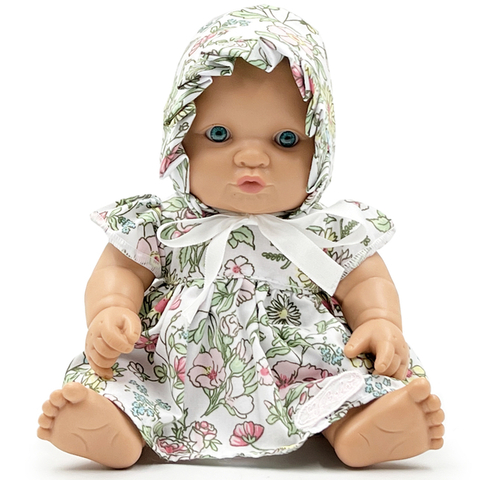 Juliette con vestido y capellina
