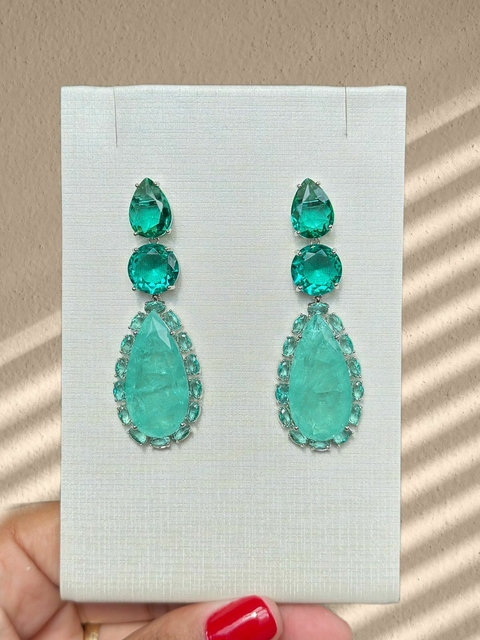Par de brincos com pedrarias em zirconias na cor Verde - Semijóia