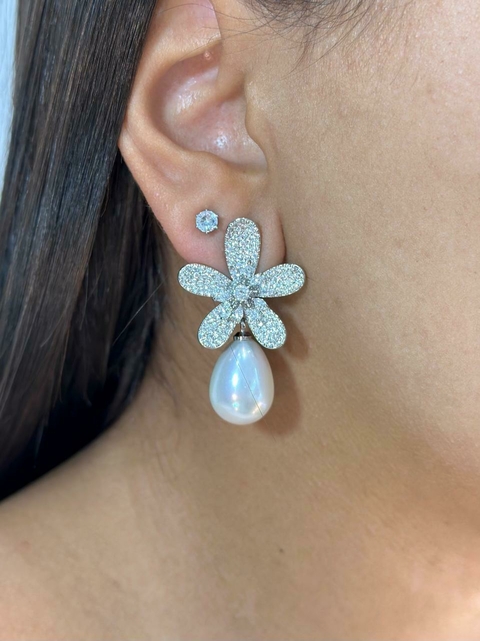 Brinco Flor com Pérolas, pedrarias em zirconias -Semijóia - comprar online