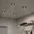 Cuatro spots de embutir E3 Bis instalados en un techo, iluminando un espacio interior.