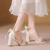 Sandálias pérolas confortáveis femininas, bege feminino, salto alto com bloco de altura, laço preto, sapatos volumosos de conforto, moda, 2024 na internet