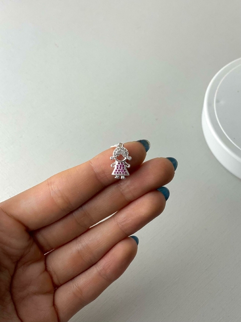 Pingente menina cravejada rosa 14mm