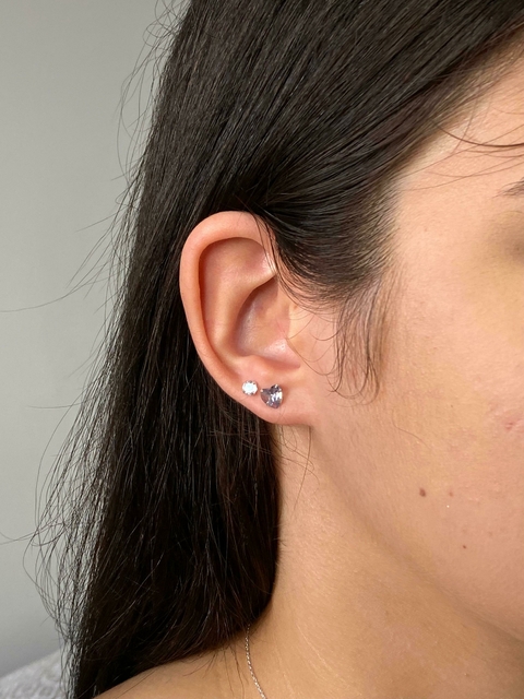 Dupla zircônias redonda cristal 4mm e coração lilás 6mm