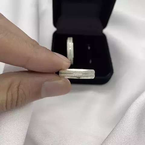 Par de alianças 5mm Diamantadas com friso e borda chanfrada - Prata 950