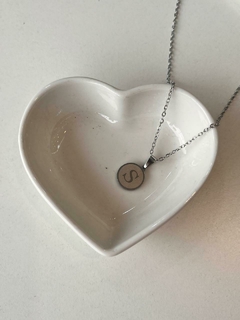 Collar medallita inicial plateada - comprar online