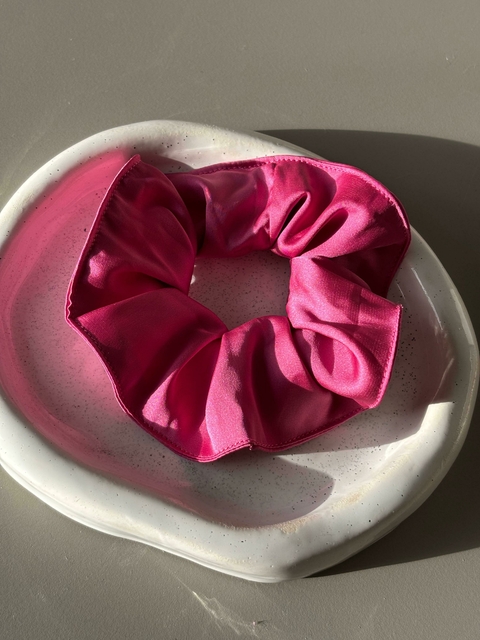 Scrunchie mediana satén fucsia - comprar online