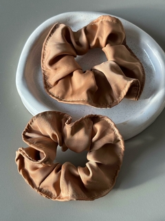 SCRUNCHIE MEDIANA MARRÓN - comprar online