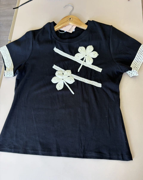 T-SHIRT BORDADA PRETA