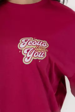 T-SHIRT OVERSIZED ESTAMPADA JESUS LOVES YOU FRENTE E COSTAS - COR FUCSIA - Verb Clothing