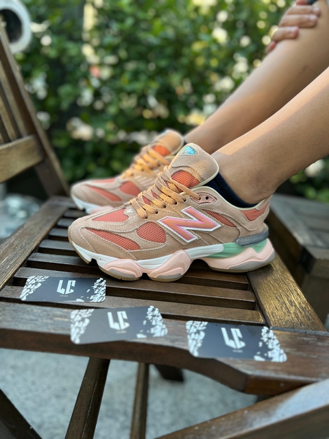 New Balance 9060 / Marrom e Rosa