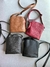 BOLSA DE COURO PEQUENA COM 3 DIVISORIAS ALÇA TIRACOLO REGULAVEL JANINE - Urban Couro