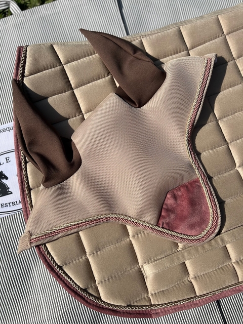 Conjunto mandil arena + orejeras. Ribete rosa y cordones rosa y arena.
