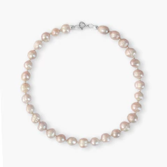 Colar de pérolas em tons rosados, com fecho prateado, ideal para complementar looks elegantes.