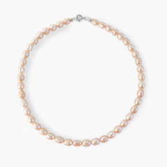 Colar de pérolas na cor pêssego, com fecho prateado, ideal para compor looks elegantes.