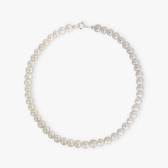 Colar de pérolas clássico de 45cm com fecho prateado.