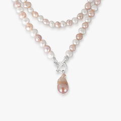 Colar Boreal com pérolas em tons de rosa e prateado, adornado com um pingente em forma de gota.