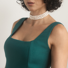 Choker Pérola do Tempo, um colar elegante com várias fileiras de pérolas, usado por uma mulher com vestido verde.