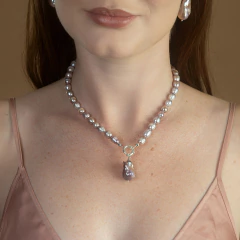 Colar Violeta com pérolas em tons lavanda e pingente de pérola irregular usado por mulher