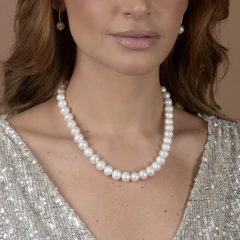 Mulher usando colar de pérolas brancas clássicas Clair de Lune com vestido prata brilhante