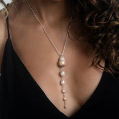 Modelo usando um colar cascata rose com pérolas, destacando o design elegante e a beleza do acessório.