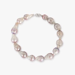 Colar de pérolas barrocas rosa, com formato irregular e brilho suave, em tons de rosa e creme.