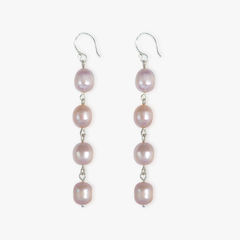 Brinco cascata com pérolas rosa em diferentes tamanhos, pendurado em ganchos de metal prateado.