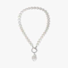 Colar Maldivas com pérolas brancas e fecho prateado, destacando uma pérola pendente.