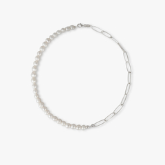 Colar Origem com pérolas brancas e detalhes em metal prateado, ideal para ocasiões especiais.