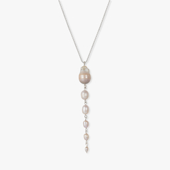 Colar Cascata rose com pérolas em diferentes tamanhos e um pingente delicado.