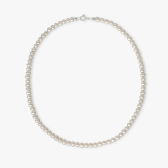 Colar Lua em pérolas brancas, com design delicado e elegante.