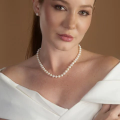 Colar Imperatrix de pérolas da linha premium usado por mulher com vestido branco