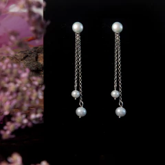 Brincos Fleur Divine branco com pérolas e correntes prateadas pendentes