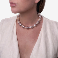 Colar Pérola Barroca Rose em uso, com pérolas irregulares em tons de rosa e creme, sobre um fundo claro.
